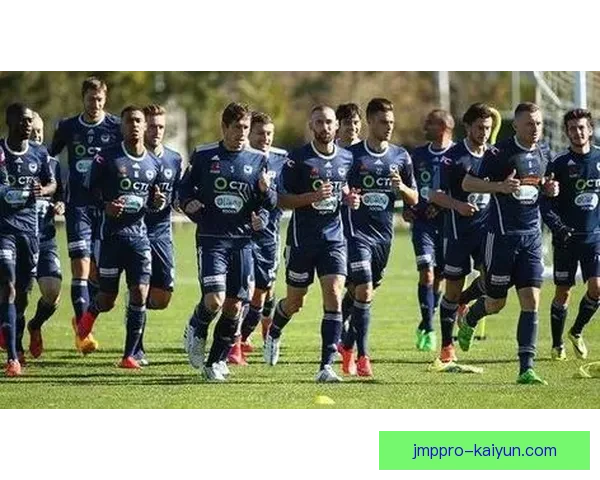 奥斯卡·明格萨在新赛季表现稳健，备受球队重视与期待